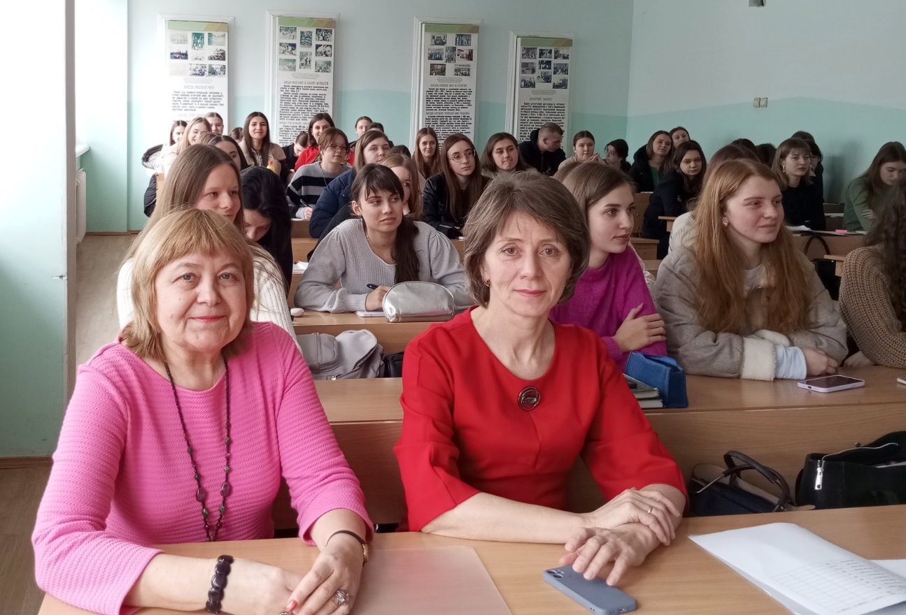 Ініціатор проведення заходу - завідувач кафедри української мови та славістики Г. В. Бачинська та декан факультету філології і журналістики Т. П. Вільчинська